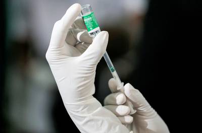 FILE PHOTO: A health official draws a dose of AstraZeneca's COVID-19 vaccine manufactured by the Serum Institute of India, at Infectious Diseases Hospital in Colombo, Sri Lanka January 29, 2021. REUTERS/Dinuka Liyanawatte/File Photo