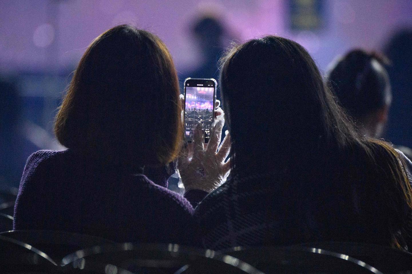 Une Fan De Musique Utilise Son Téléphone Pour Capturer Un Souvenir Impérissable D'Un Concert En Corée Du Sud.  Afp