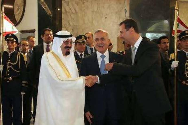 Saudi Arabia's King Abdullah (L) shakes hands with Syria's President Bashar al-Assad (R) as Lebanon's President Michel Suleiman (C) smiles at the presidential palace in Baabda, near Beirut, July 30, 2010. Abdullah and Assad flew to Beirut on Friday in an unprecedented joint visit, to try to ease tension over a U.N.-backed tribunal that may indict Hezbollah members in the 2005 assassination of Lebanese statesman Rafik al-Hariri. REUTERS/ Mohamed Azakir  (LEBANON - Tags: POLITICS ROYALS) *** Local Caption ***  LBN17_LEBANON SYRIA_0730_11.JPG