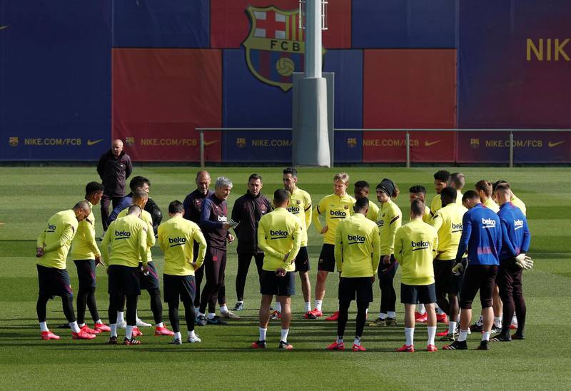 Barcelona coach Quique Setien talks with the players.