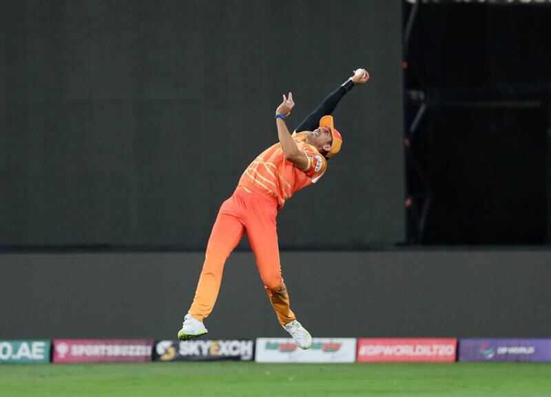 Giants' David Wiese takes a stunning catch to dismiss Vipers' Sam Billings. 