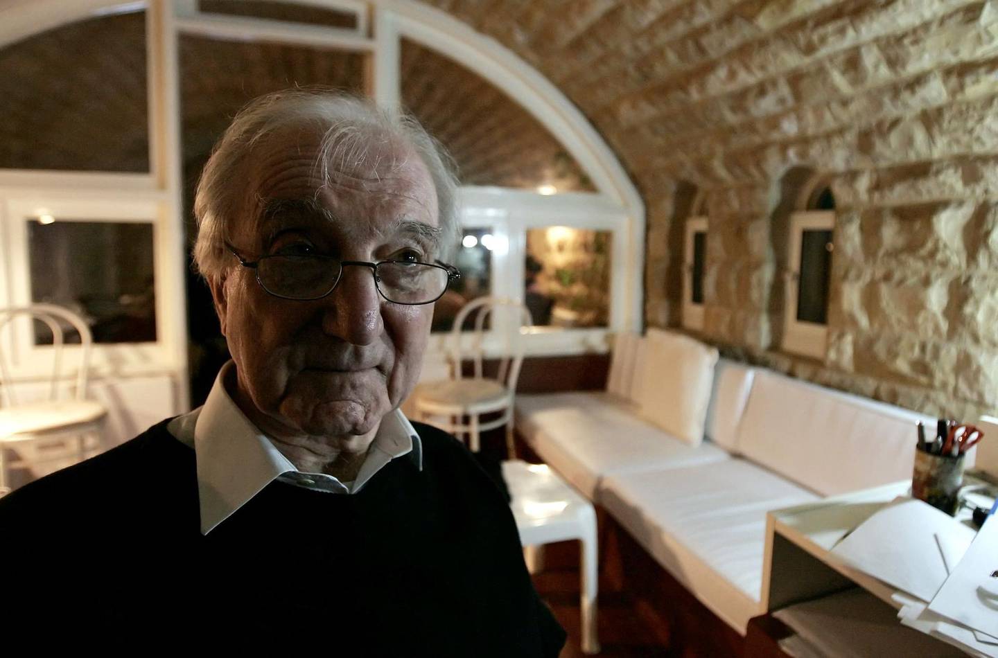 (FILES) In this file photo taken on April 24, 2009, Iraqi architect Rifat Chadirji is pictured at his home office in the coastal Lebanese town of Halat. The "father" of Iraqi modern architecture, Rifat Chadirji, died late on April 10 in the United Kingdom after contracting the novel coronavirus, friends and Iraqi officials said. / AFP / Joseph EID
