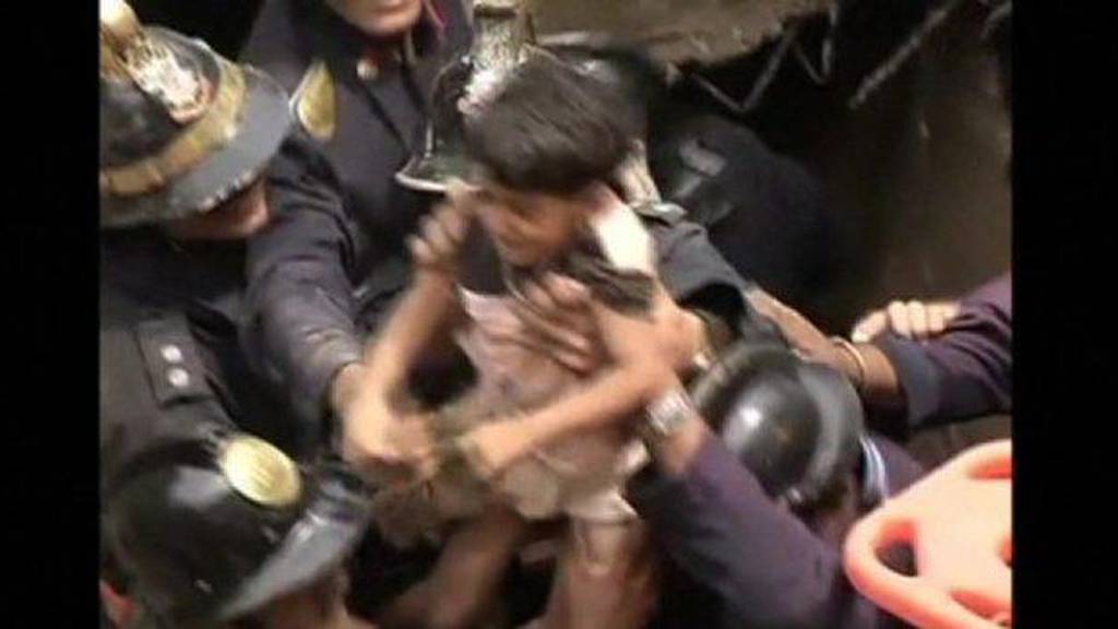 Video: Rescuers pull survivors from a collapsed building in Mumbai