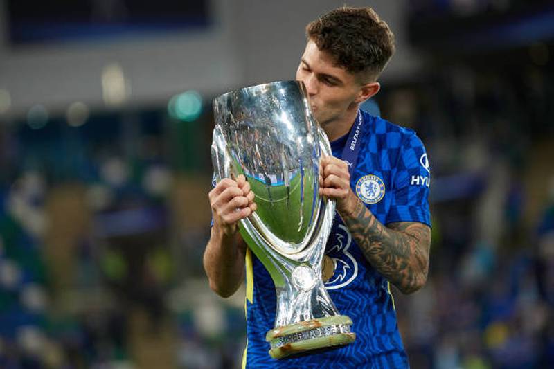 Christian Pulisic of Chelsea kisses the trophy.