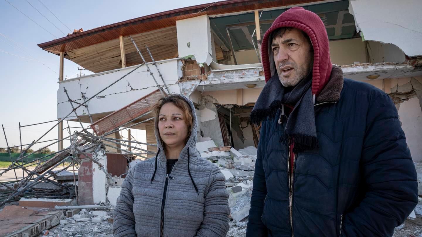 Yasmina und Andar stehen am 10. Februar, vier Tage nach dem verheerenden Erdbeben, vor ihrem zerstörten Haus in Antakya, Türkei.  Matt Kynaston / The National