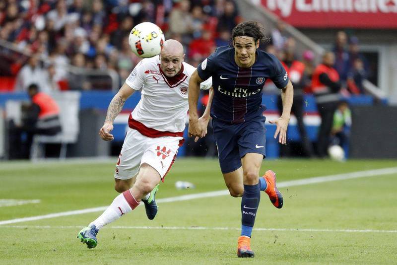 Paris Saint-Germain striker Edinson Cavani, right, in action against Bordeaux's Nicolas Pallois. Etienne Laurent / EPA
