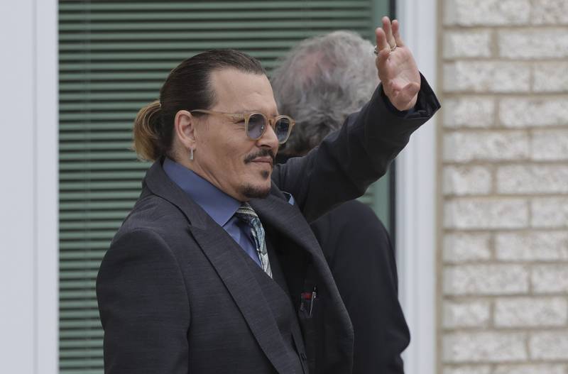  Depp waves to a fan during a break in Fairfax, Virginia.  Getty Images / AFP
