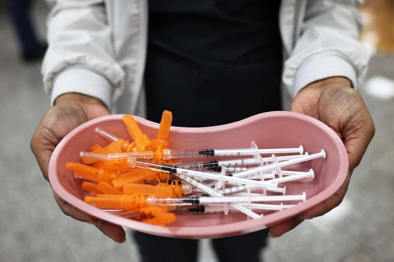 NEW YORK, NEW YORK - APRIL 08: A medical worker with Northwell Health holds up doses of the Johnson & Johnson coronavirus (COVID-19) vaccine at the Northwell Health pop-up coronavirus (COVID-19) vaccination site at the Albanian Islamic Cultural Center in Staten Island on April 08, 2021 in New York City. NYC continues to have a 6.55 percent coronavirus (COVID-19) cases on a seven-day rolling average as the city continues to ramp up vaccinations. The city last week set a record of 524,520 coronavirus (COVID-19) vaccinations.   Michael M. Santiago/Getty Images/AFP
== FOR NEWSPAPERS, INTERNET, TELCOS & TELEVISION USE ONLY ==
