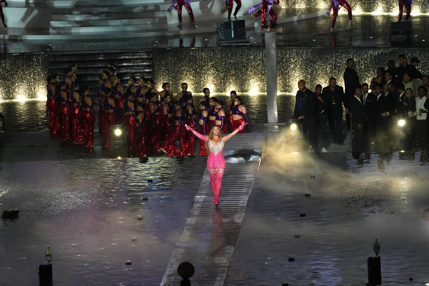 Beyonce geht über das Skyblaze-Wasserspiel des Hotels.  Getty Images