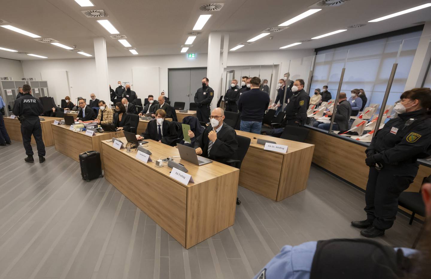 La salle d'audience le premier jour du procès de six suspects à Dresde.  Getty 