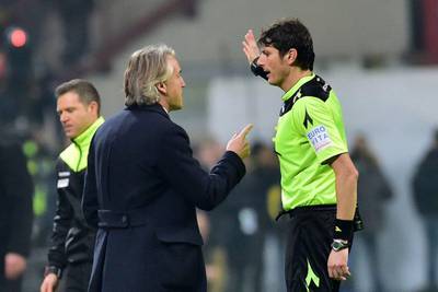 Roberto Mancini gets a red card from referee Antonio Damato during the match between AC Milan and Inter Milan. Giuseppe Cacace / AFP 

