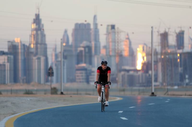 DUBAI , UNITED ARAB EMIRATES – Dec 18 , 2015 : One of the cyclist at Nad Al Sheba Cycle track in Dubai. ( Pawan Singh / The National ) For News. ID number is : 49513 *** Local Caption ***  PS1812- EXERCISE03.jpg