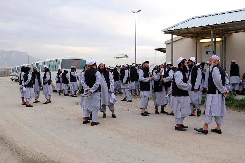 In this handout photo taken and released on April 11, 2020 by Afghanistan's (NDS) National Security Council, Taliban prisoners stand before being released from the Bagram prison next to the US military base in Bagram, some 50 km north of Kabul. The Taliban said it would on April 12 release the first prisoners in a delayed exchange deal with the Afghan government -- a potential breakthrough after the insurgents walked out of talks with Kabul last week. - RESTRICTED TO EDITORIAL USE - MANDATORY CREDIT "AFP PHOTO /NATIONAL SECURITY COUNCIL (NDS)" - NO MARKETING - NO ADVERTISING CAMPAIGNS - DISTRIBUTED AS A SERVICE TO CLIENTS
 / AFP / National Security Council (NDS) / Handout / RESTRICTED TO EDITORIAL USE - MANDATORY CREDIT "AFP PHOTO /NATIONAL SECURITY COUNCIL (NDS)" - NO MARKETING - NO ADVERTISING CAMPAIGNS - DISTRIBUTED AS A SERVICE TO CLIENTS
