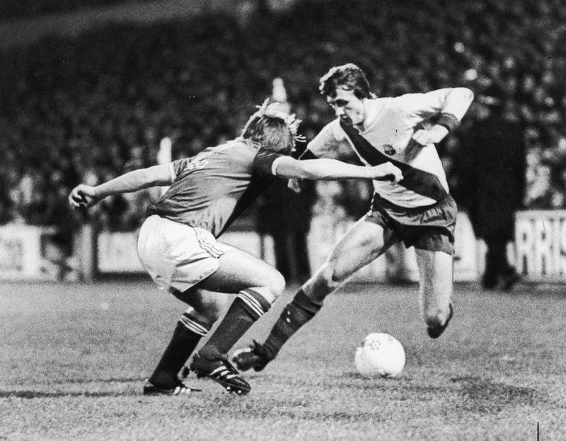 Dutch footballer Johan Cruyff running at the Ipswich defender John Stirk while playing for Barcelona.   (Photo by John Minihan/Getty Images)