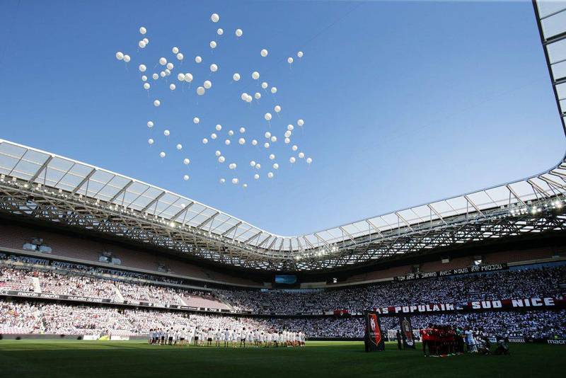 People release white balloons in the middle of the pitch in tribute to the victims of the Bastille day attack in Nice before the French Ligue 1 football match between OGC Nice and Rennes on August 14, 2016, at the Allianz Riviera stadium in Nice, southern France. Jean Christophe Magenet / AFP