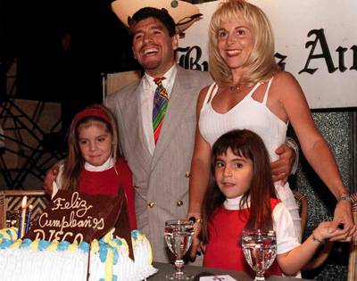 Argentine soccer star Diego Maradona(2ndL) poses with his wife Claudia and his two daughters Giannina(L) and Dalma(R) during a ceremony late 30 October celebrating his 35th birthday in Buenos Aires. AFP PHOTO (Photo by DIARIO POPULAR / AFP)