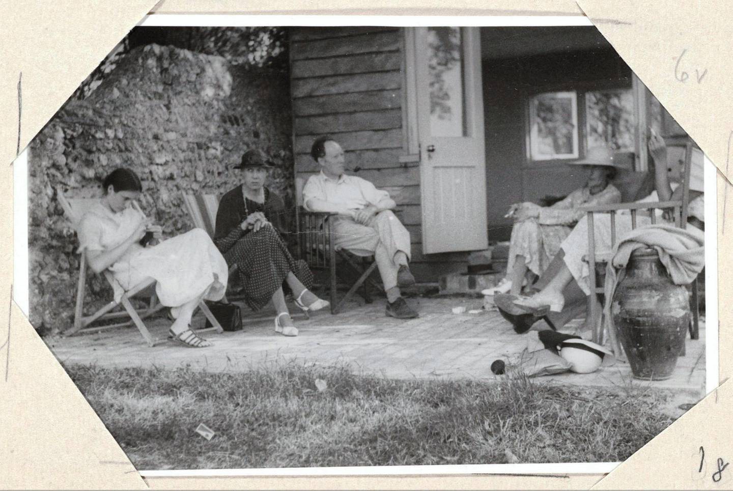 KMJN97 Angelica Garnett, Vanessa Bell, Clive Bell, Virginia Woolf, John Maynard Keynes and Lydia Lopokova at Monk's house