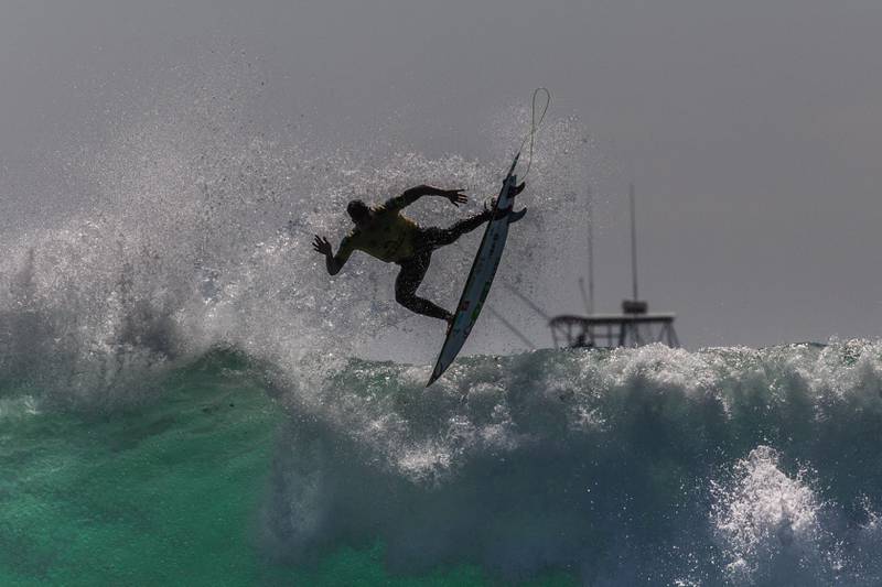 Brazilian surfer Gabriel Medina competes during the Rip Curl World Surf League Final at Lower Trestles in San Clemente, California on September 14, 2021.  - Carissa Moore, who won the first ever Olympic gold medal in surfing in Tokyo, wins her fifth world title and Gabriel Medina his third world title.  (Photo by Apu GOMES  /  AFP)