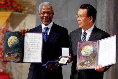 President of the U.N. General Assembly, South Korean Foreign Minister Han Seung-soo, (R), looks at Secretary-General of the United Nations Kofi Annan at the Nobel Peace Awards being held at Oslo City Hall, Norway 10 December 2001. The prize was awarded to Annan for his work as secretary-general and the UN represented by Han Seung-soo.  AFP PHOTO   EPA/SCANPIX POOL/JUNGE, HEIKO/LOCH / JFE-ms (Photo by Heiko JUNGE / NTB SCANPIX / AFP)