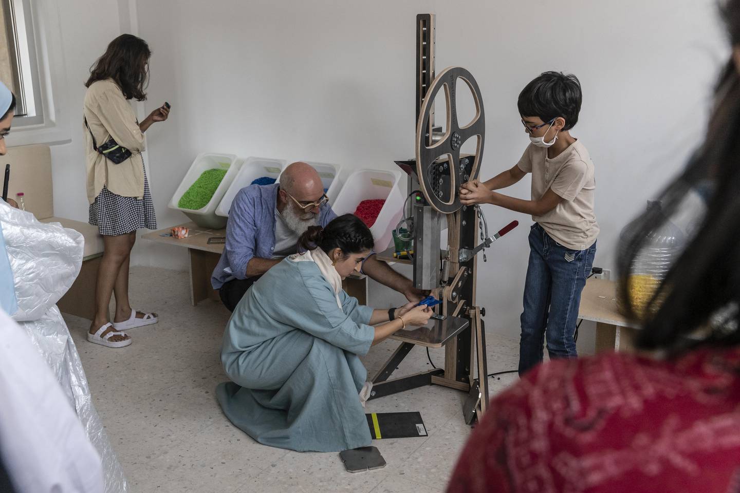 Anfang dieses Jahres veranstaltete die Sharjah Architecture Triennial einen Workshop zum Thema 3D-Druck mit recyceltem Kunststoff, der vom Leiter des Kunststoffrecycling-Labors der New York University Abu Dhabi, Khulood Alawadi, und dem Architekten Guillaume Credoz geleitet wurde.  Antonie Robertson / Der Nationale

