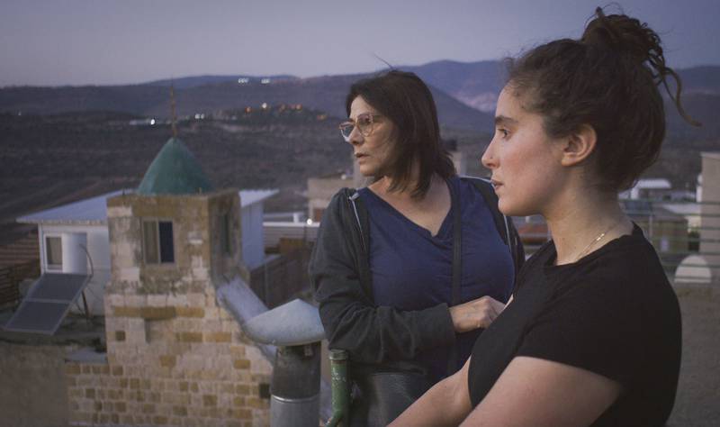 الممثلة الفلسطينية هيام عباس، على اليسار، ولينا سليم في باي باي طبرية.  ا ف ب