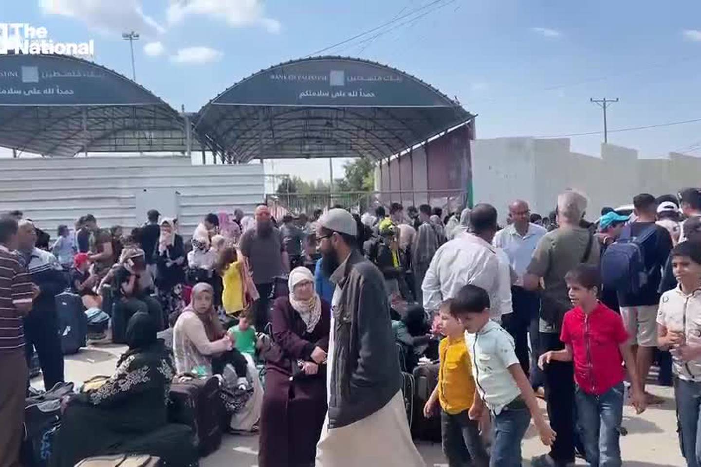 Thousands of people waiting for the Rafah crossing to open