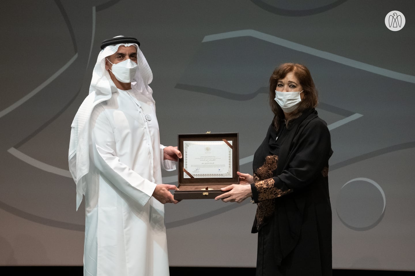 Cheikh Saif ben Zayed Al Nayhan, vice-Premier ministre des Émirats arabes unis, remet le Prix du livre Cheikh Zayed à Maisoon Saqer au Louvre Abu Dhabi.  Photo: Centre de langue arabe