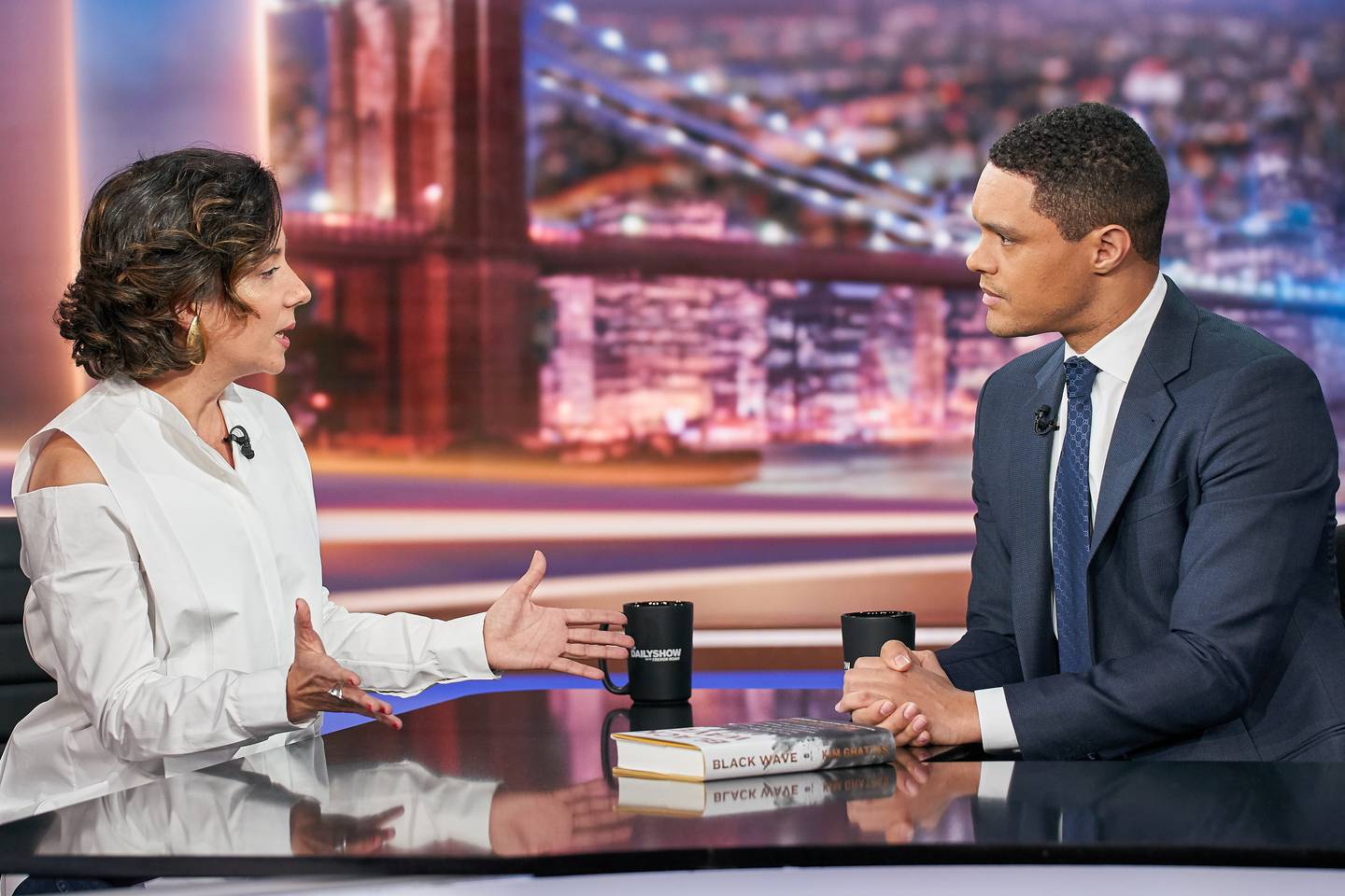 Kim Ghattas trat im Januar 2020 in „The Daily Show“ mit Trevor Noah auf, um über ihr Buch „Black Wave“ zu sprechen.  Foto: Sean Gallagher