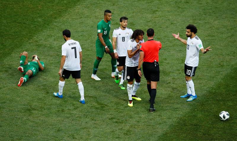Egypt's Mohamed Elneny and Mohamed Salah, right, talk with referee Wilmar Roldan. Reuters