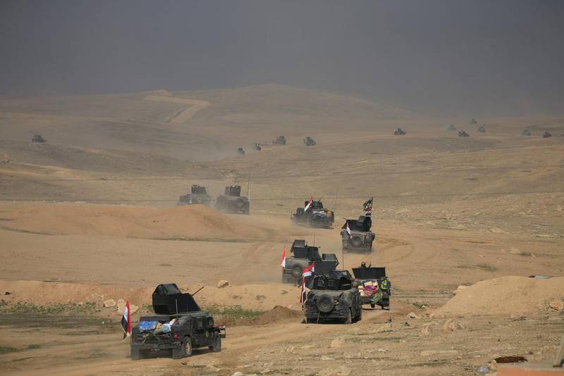 Counter-terrorism service troops advance towards Ghozlani military complex, south of Mosul, on February 23, 2017. Reuters