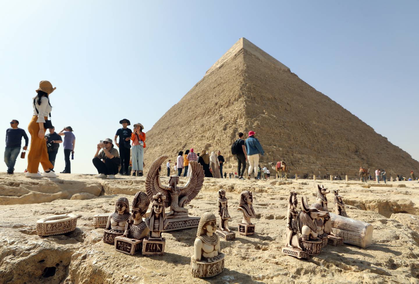 Touristen besuchen das Gizeh-Plateau, Heimat der Großen Pyramiden von Gizeh, EPA / Khaled Elfiqi 
