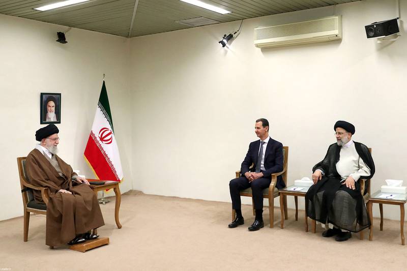 Irans Oberster Führer Ayatollah Ali Khamenei (links) während eines Treffens mit dem syrischen Präsidenten Bashar Al Assad und dem iranischen Präsidenten Ebrahim Raisi (rechts) am 8. Mai 2022 in Teheran. AFP