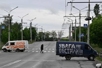 In the Saltivka district of Kharkiv, writing on the vans reads "warning, shelling" and "warning, passing by for civilians is prohibited". AFP