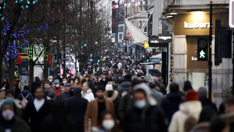 An image that illustrates this article UK shoppers and commuters asked to wear masks despite law change