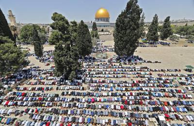 Palestinian worshippers pray near the Dome of the Rock mosque in Jerusalem's Al-Aqsa Mosque compound on the first Friday prayers of the Muslim holy month of Ramadan on May 18, 2018 / AFP PHOTO / Ahmad GHARABLI