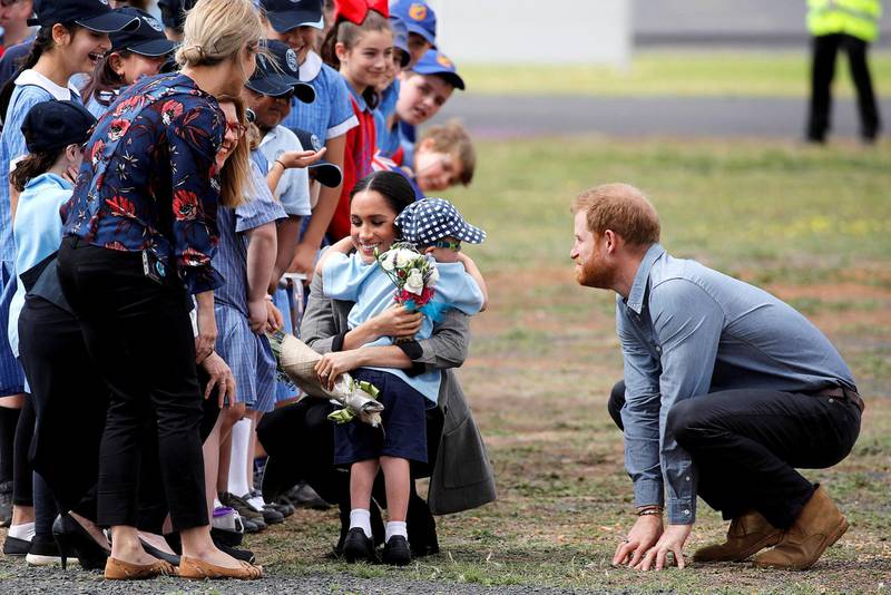 DUBBO, AUSTRALIA - OCTOBER 17:  Meghan, Duchess of Sussex and Prince Harry, Duke of Sussex interact with Luke Vincent, 5 years old, after arriving at Dubbo Airport on October 17, 2018 in Dubbo, Australia. The Duke and Duchess of Sussex are on their official 16-day Autumn tour visiting cities in Australia, Fiji, Tonga and New Zealand.  (Photo by Phil Noble - Pool/Getty Images)