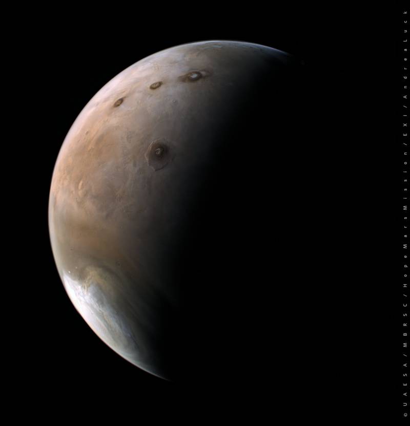 On January 1, a second set of data is released for free to the public. This image was enhanced by Andrea Luck and shows another cloudy day on the planet. The North Pole, Olympus Mons and Tharsis Montes are also visible. Photo: Hope Mars Mission / Andrew Luck