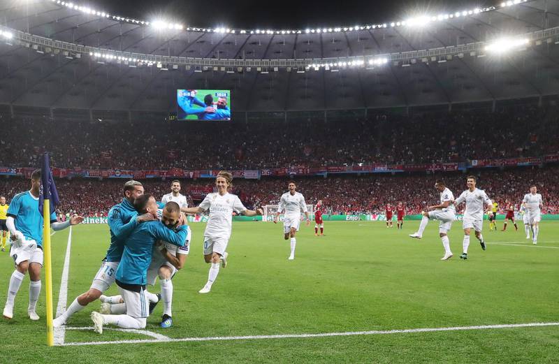 epa06765956 Real Madrid player Karim Benzema (left facing) celebrates with teammates after scoring the opening goal during the UEFA Champions League final between Real Madrid and Liverpool FC at the NSC Olimpiyskiy stadium in Kiev, Ukraine, 26 May 2018.  EPA/ARMANDO BABANI