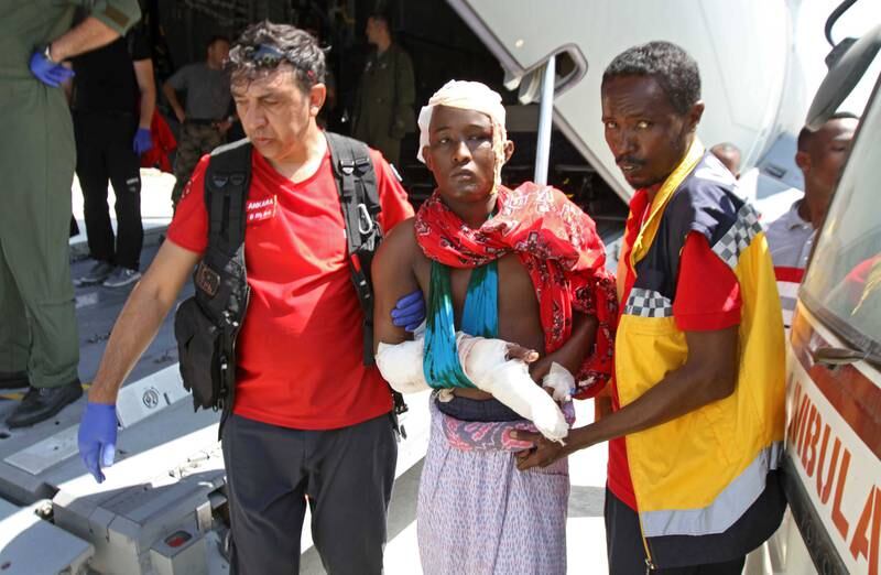 epa06268936 Turkish and Somali paramedic help wounded people to a Turkish military plane that will transport the injured to Turkey, at the airport in Mogadishu, Somalia, 16 October 2017. The death toll from the 14 October truck bomb attack has risen to at least 230, the deadliest attack in Somalia’s recent history.  EPA/SAID YUSUF WARSAME