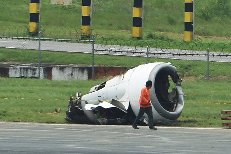 A torn-off engine pod from a XiamenAir Boeing 737-800 series passenger aircraft, operating as flight MF8667 from Xiamen to Manila, is seen after the aircraft slid off the runway while attempting to land in bad weather at the Manila international airport on August 17, 2018. - A Chinese passenger jet slid off the runway as it landed at Manila airport in torrential rain, authorities said August 17, with all 165 people on board safely evacuated though a few suffered minor injuries. (Photo by TED ALJIBE / AFP)