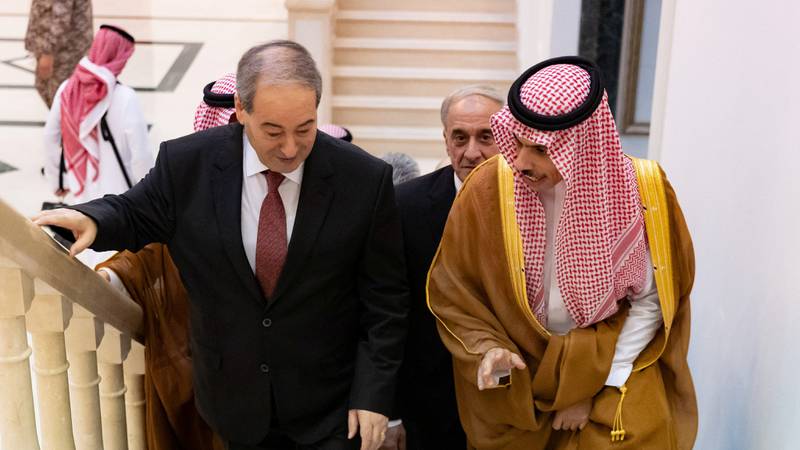 Der saudische Außenminister Prinz Faisal bin Farhan bin Abdullah trifft sich am 12. April 2023 in Jeddah, Saudi-Arabien, mit dem syrischen Außenminister und Expatriates Faisal Mekdad. Saudi Press Agency.