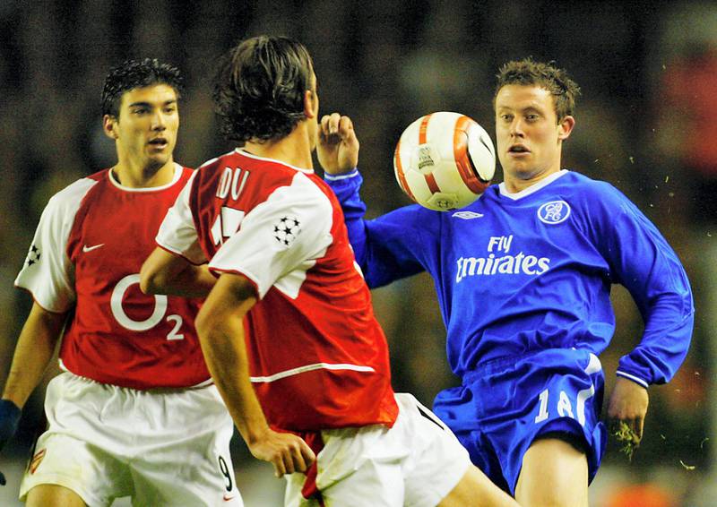 Chelsea's Wayne Bridge (R) fight for control of the ball with Arsenal's Edu (C) and Jose Reyes during their Champions League quarter-final second leg football match against Chelsea 06 April, 2004 at Highbury Stadium, London. Chelsea won 2-1.    AFP PHOTO/ADRIAN DENNIS / AFP PHOTO / ADRIAN DENNIS