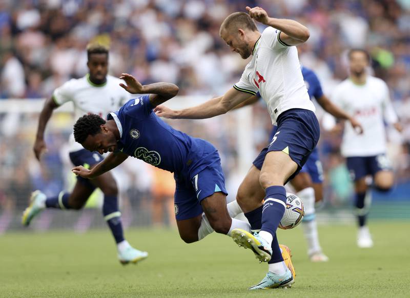 Chelsea's Raheem Sterling, left, duels for the ball with Tottenham's Eric Dier during the English Premier League soccer match between Chelsea and Tottenham Hotspur at Stamford Bridge Stadium in London, Sunday, Aug.  14, 2022.  (AP Photo / Ian Walton)