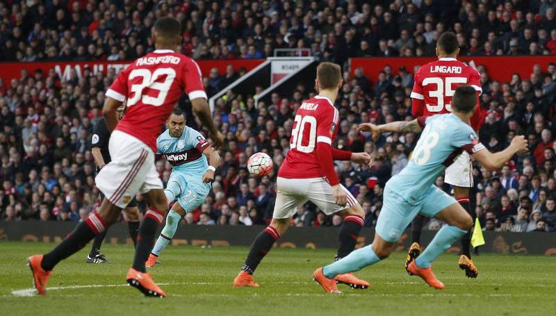 Dimitri Payet scores the first goal for West Ham from a free kick. Reuters / Andrew Yates