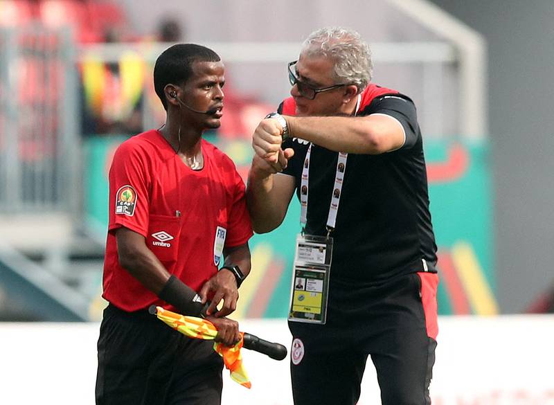 Soccer Football - Africa Cup of Nations - Group F - Tunisia v Mali - Limbe Omnisport Stadium, Limbe, Cameroon - January 12, 2022  Tunisia coach Mondher Kebaier argues with referee Janny Sikazwe after the match REUTERS / Mohamed Abd El Ghany