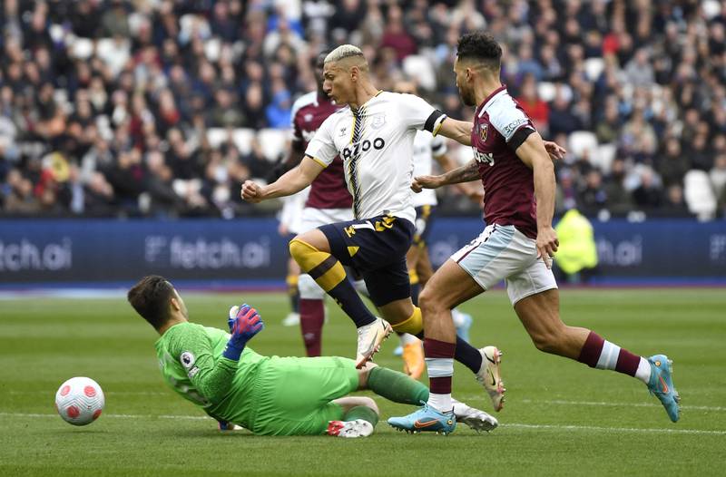 WEST HAM RATINGS: Lukas Fabianski 5 – Didn’t have a save to make and could do little to stop Holgate’s deflected effort. He was, however, quick off his line on two occasions to put off Richarlison. 
Reuters