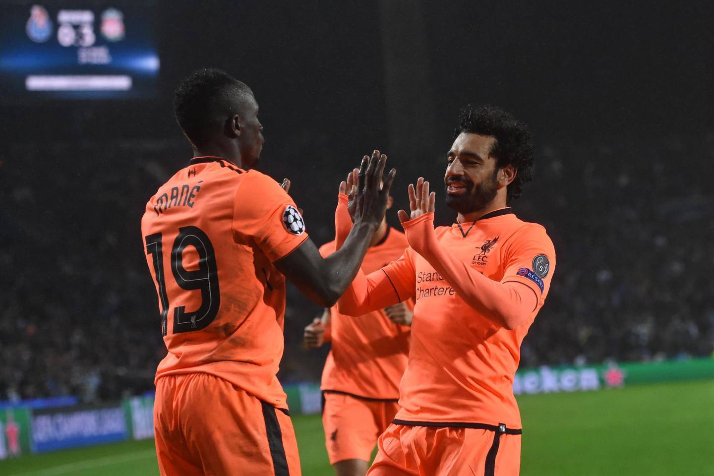 Liverpool's Senegalese midfielder Sadio Mane (L) celebrates with Liverpool's Egyptian midfielder Mohamed Salah after scoring their third goal during the UEFA Champions League round of sixteen first leg football match between FC Porto and Liverpool at the Dragao stadium in Porto, Portugal on February 14, 2018.
Liverpool won the game 5-0. / AFP PHOTO / Francisco LEONG