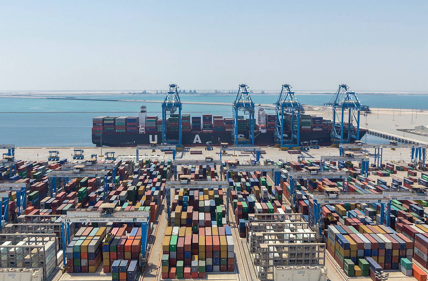 A ship is offloaded at Khalifa Port in Kizad, Abu Dhabi. Courtesy Abu Dhabi Ports *** Local Caption ***  bz18ma-kizad-01.jpg
