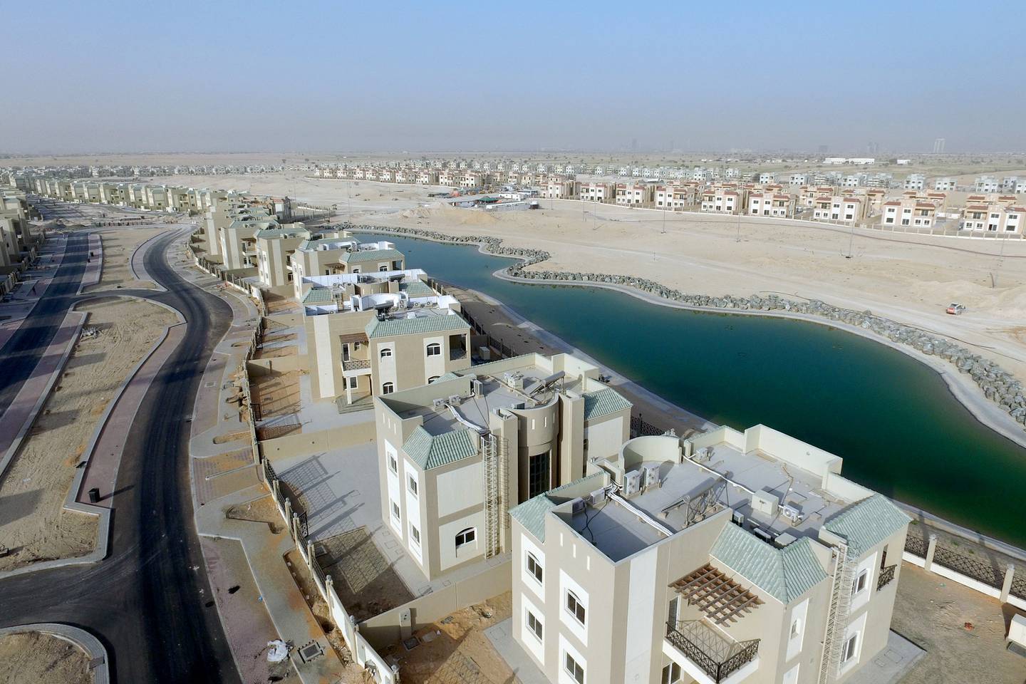 19. Juni 2016, Dubai: Das Immobilienentwicklungsunternehmen Tanmiyat Group übergibt nach dem Anschluss an das Strom- und Wassernetz in Dubai Hunderte von Häusern an Investoren in seinem Vorzeigeprojekt Living Legends.  Mit freundlicher Genehmigung der Tanmiyat Group *** Local Caption *** Tanmiyat Living Legends.jpg
