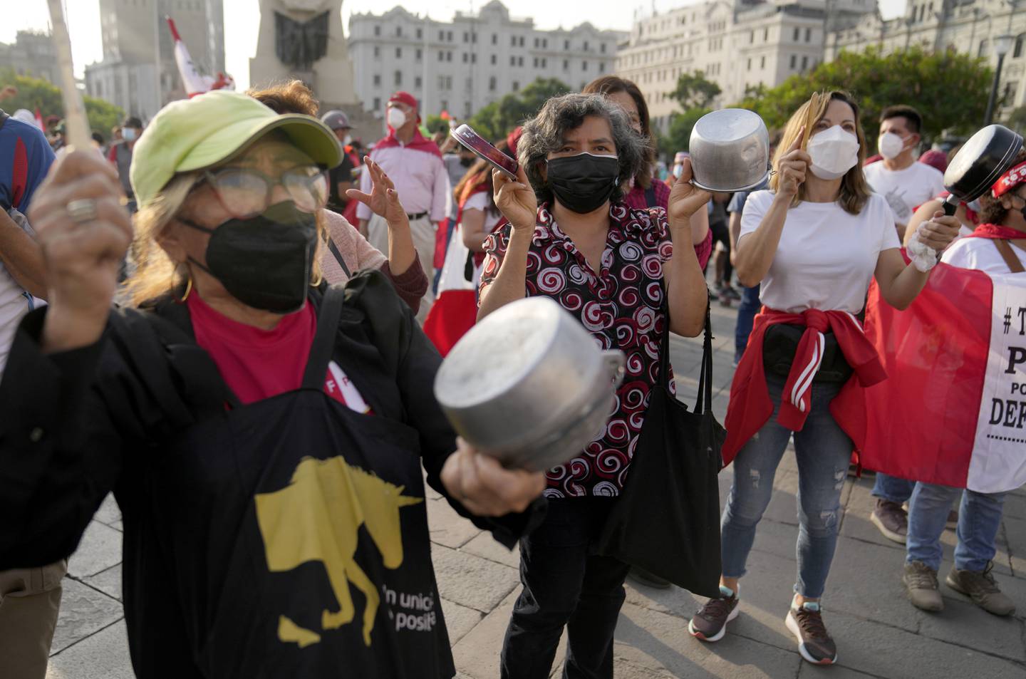 Manifestantes antigubernamentales marchan en Lima, Perú.  Los altos precios de los alimentos y el combustible afectaron duramente a los pobres, lo que provocó disturbios civiles en Perú.  Foto: AP 